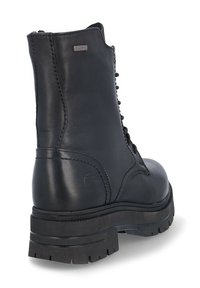 Botín de cuero negro hasta el tobillo con punta redonda, suela de goma resistente y cordones en la parte frontal. Presenta un detalle de costura distintivo a lo largo de la parte trasera.