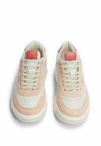 Sneaker bianchi e rosa pallido realizzati in materiali scamosciati e in pelle. Presentano un toe box perforato, lacci piatti e un logo dorato su un etichetta rosa sul tallone.