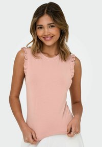 Ljusrosa ärmlös topp med volangspetsdetaljer på axlarna, rundad halsringning och mjuk tyg. Figursydd design, slät textur.