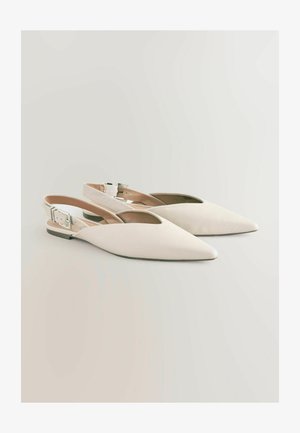 Witte slingback ballerina's met spitse neuzen, gladde stof en een uitsnijdontwerp. Voorzien van een verstelbare metalen gesp en een lage hak.