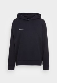 Felpa nera con cappuccio, maniche lunghe, polsini a costine e vestibilità comoda. Presenta del testo bianco sobrio sul davanti. Materiale in cotone morbido.