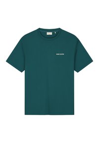 Teal katoenen t-shirt, korte mouwen, ronde hals, met een klein wit "HANG ELEVEN" logo op de linkervoorzijde. Gladde textuur.