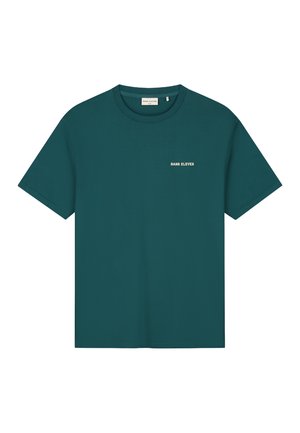 Teal katoenen t-shirt, korte mouwen, ronde hals, met een klein wit "HANG ELEVEN" logo op de linkervoorzijde. Gladde textuur.