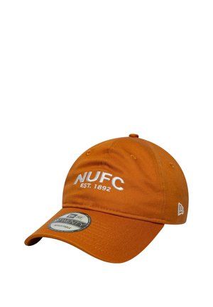 Casquette en coton orange avec broderie blanche "NUFC" et le texte "EST. 1892". Elle présente un pic arrondi et une sangle réglable à l'arrière.