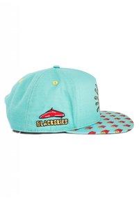 Gorra turquesa con visera plana. Presenta botones amarillos y el logotipo bordado "BLACKSKIES". La parte inferior de la visera tiene un patrón repetido de papas fritas.