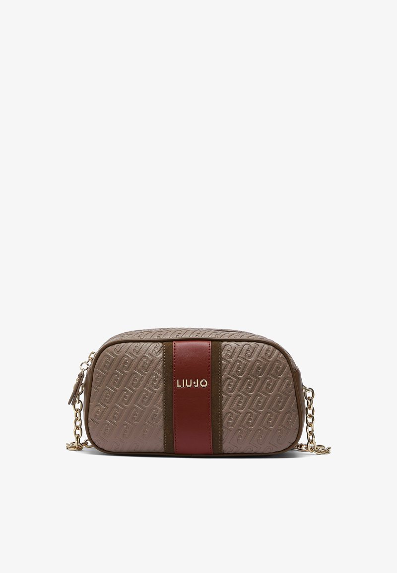 Καφέ τσάντα crossbody με ανάγλυφο σχέδιο, κεντρική κόκκινη και σκούρα καφέ ρίγα, χρυσό λουράκι αλυσίδα και λογότυπο "LIU·JO" σε χρυσά γράμματα.