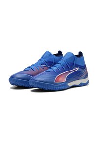 Zapatillas deportivas azules con un diseño de caña alta, material sintético texturizado, acentos en naranja contrastante y una suela de goma con patrón antideslizante.