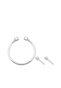 Set di gioielli in argento composto da un orecchino a cerchio con finitura liscia e due piccoli orecchini a perno, ciascuno con una parte superiore arrotondata.