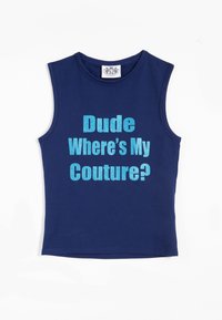 Tamsiai mėlynas be rankovių vir�šus, pagamintas iš medvilnės. Priekyje yra didelis blizgantis turkio spalvos tekstas: "Dude Where's My Couture?"