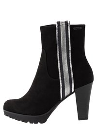 Botín negro de ante hasta el tobillo con un tacón alto y robusto. Presenta acentos de rayas plateadas y negras en la parte trasera y una suela de goma texturizada.