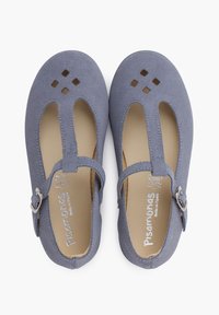 Zapatos Mary Jane de tela gris con patrones de cuadrados recortados, correa al tobillo con hebilla y plantillas acolchadas, diseñados para la comodidad y el soporte.