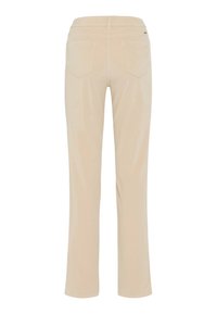 Beige gerade geschnittene Hose mit zwei Gesäßtaschen und Gürtelschlaufen, von hinten vor einem schlichten weißen Hintergrund gezeigt.