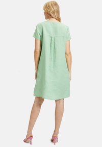 Betty Barclay SOMMER MIT V-AUSSCHNITT - Denné šaty - zephyr green