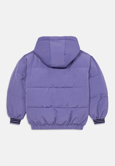 Doudoune violette avec capuche, présentant des poignets et un ourlet côtelés, une texture matelassée et une finition en tissu lisse. Aucun détail avant visible.