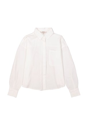 Chemise blanche à boutons avec des manches longues légèrement bouffantes, une poche poitrine unique et un col classique. Tissu lisse avec une coupe décontractée.