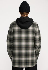 Gestreiftes Flanellhemd in Grau, Schwarz und Grün, mit einer schwarzen Kapuze und Knopfdetails. Strukturierter Stoff mit gerade geschnittenem Design.
