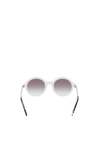 Ronde zonnebril met een doorzichtig frame, gradiënt grijze lenzen en gemusterde schildpadprint pootjes. Dunne metalen accenten op de scharnieren.