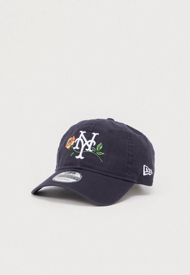 Tumši zils kokvilnas cepure ar baltu izšūtu "NY" logotipu un rožu dizainu. Liekti mala un regulējama siksniņa aizmugurē.