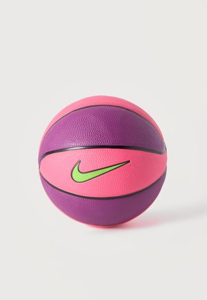 Баскетболна топка с променящи се лилави и розови панели и зелено лого на Nike на опростен светъл фон.