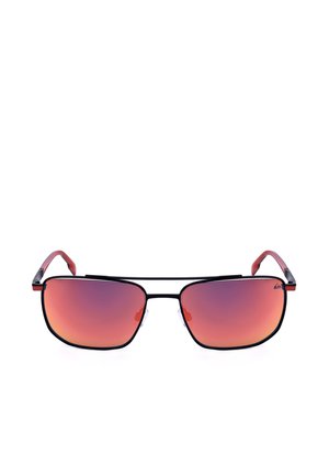 Occhiali da sole rettangolari con montatura nera elegante, lenti rosse riflettenti e terminali delle aste rossi, isolati su sfondo bianco.
