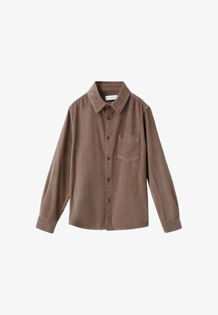 Chemise en velours côtelé marron à manches longues avec boutonnière devant, une poche poitrine et un col pointu, posée à plat sur fond blanc.