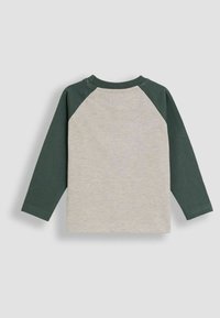 Langarmshirt mit einem hellgrauen Körper und dunkelgrünen Raglanärmeln, aus weichem Baumwollmaterial und mit kontrastierenden Nähdetails.