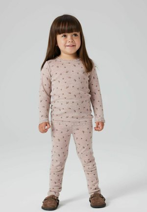 Set di top e pantaloni a maniche lunghe di colore rosa chiaro con motivo floreale. Materiale morbido e testurizzato con pizzo ai polsini e in vita. Scarpe marroni.