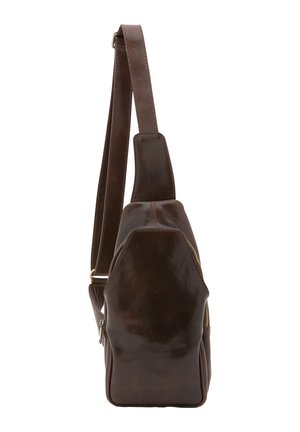 Borsa a spalla in pelle marrone con finitura testurizzata, dotata di una lunga tracolla regolabile e un compartimento con zip sul lato.