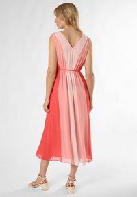 Maxi sukienka z dekoltem w kształcie V, w kolorze blokowym w odcieniach różu i koralu, z marszczonym pasem i zwiewnym materiałem.