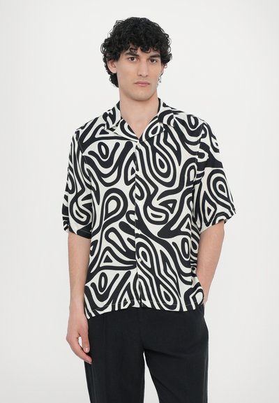 Short-sleeve shirt in black and white with an abstract pattern. Made of a lightweight fabric, featuring a spread collar and button closure.