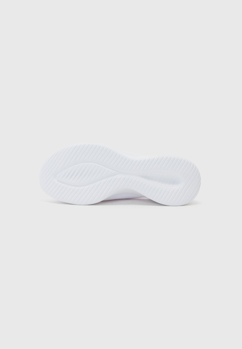 Sole di scarpe da ginnastica bianche con una superficie testurizzata, caratterizzata da un motivo ondulato e scanalature per la trazione. Costruzione in materiale liscio e flessibile.