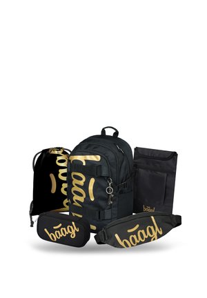 Set di cinque borse nere con logo dorato "báagl", tra cui uno zaino, una sacca con coulisse, una marsupio, un astuccio e una pochette organizer.