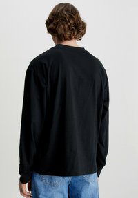 Calvin Klein Jeans TRANSPARENT STRIPE LOGO LS - Hosszú ujjú felső - ck black
