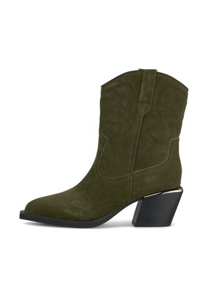 Bottine en suede verte avec un bout pointu, des coutures de style western et un talon noir empilé. Comprend une languette pour un enfilage facile.