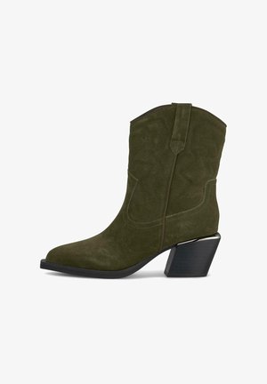 Bottine en suede verte avec un bout pointu, des coutures de style western et un talon noir empilé. Comprend une languette pour un enfilage facile.