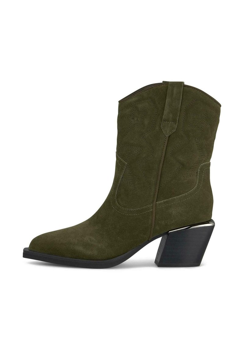 Bottine en suede verte avec un bout pointu, des coutures de style western et un talon noir empilé. Comprend une languette pour un enfilage facile.