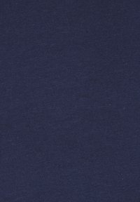 Morn navy modra tkanina, gladka tekstura, srednje težka bombažna tkanina, s doslednim pletenim vzorcem, brez vidnih kovinskih delov ali dodatkov.