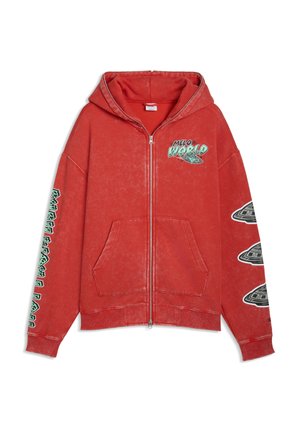 Felpa rossa con zip e tasche frontali, testo "Melo World" e grafica sul petto, testo verde sulla manica sinistra e grafiche in bianco e nero di astronavi sulla manica destra.