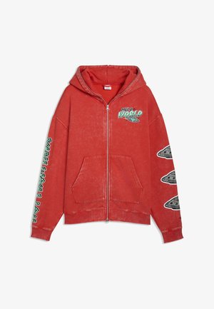 Roter Kapuzenpullover mit Reißverschluss und Fronttaschen, "Melo World" Schriftzug und Grafik auf der Brust, grüner Text am linken Ärmel und schwarz-weiße Raumschiff-Grafiken am rechten Ärmel.