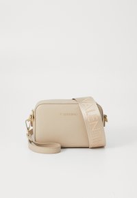 Sac bandoulière en cuir beige avec quincaillerie dorée. Doté d'une large bandoulière portant l'inscription "VALENTINO" et d'une surface texturée. Forme rectangulaire compacte.