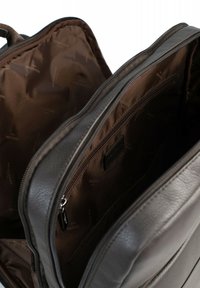 Borsa per laptop in pelle marrone con chiusura con zip, tasche interne e finish textured. Foderata con tessuto scuro che mostra un motivo a logo.