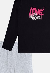 Schwarzes langärmliges Oberteil mit pinkem und weißem grafischem Text "LOVE GOOD NIGHTS", kombiniert mit hellgrauen Shorts mit elastischem Bund. Aus weicher Baumwolle.