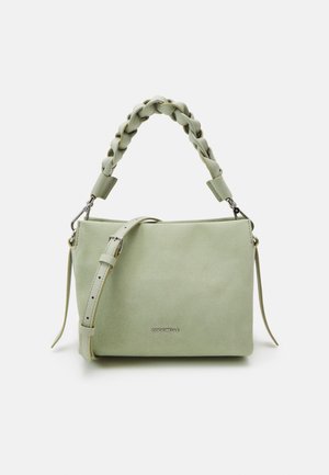 Borsa a tracolla verde in suede con manico superiore intrecciato, tracolla rimovibile e accessori in argento. Presenta un design semplice e dettaglio del logo.