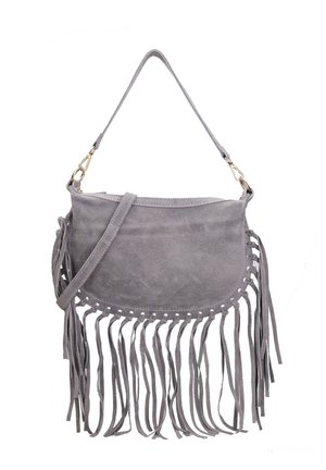 Borsa a tracolla in suede grigio con dettagli frangiati, fondo arrotondato e cuciture decorative. Cinghia regolabile e hardware in tonalità oro.