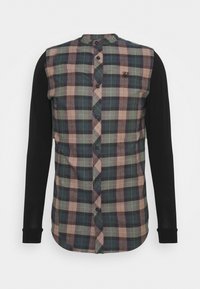 Camisa de hombre con delantero a cuadros en verde, marrón y azul marino, mangas largas negras. Diseño con botones; detalle sutil de logotipo en el pecho.