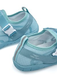 Helleblaue Sportschuhe mit strukturiertem Mesh-Obermaterial, Kontrastnähten, verstellbarem Riemen und Gummisohle. Bedrucktes Detail "VENICE BEACH".