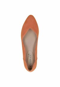 Zapato plano de ante color salmón con punta afilada y lados en forma de V, con una plantilla ligeramente acolchada y logo de la marca grabado.