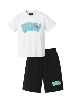 Set con maglietta bianca a maniche corte e pantaloncini neri con vita elastica, entrambi con testo blu "Barrow" e grafica di una faccina sorridente gialla.