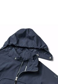 Giacca impermeabile blu navy con zip frontale, colletto alto, cappuccio regolabile e chiusure a pressione nella zona del collo. Texture liscia.