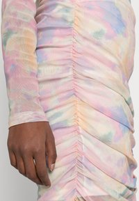 Monki Vestido direito - pink dusty light/tiedye